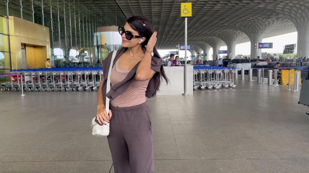 jacqueline-fernandez-was-spotted-at-the-airport-flying-out-of-mumbai